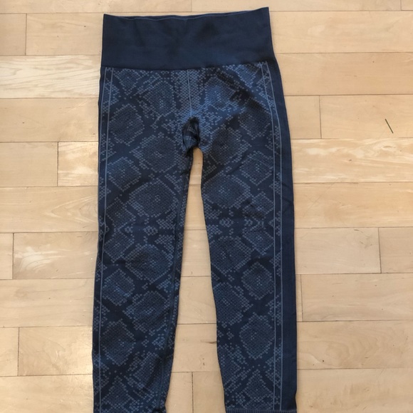 Lululemon Leggings - Gray Snake Print - Size 2 - Picture 1 of 4